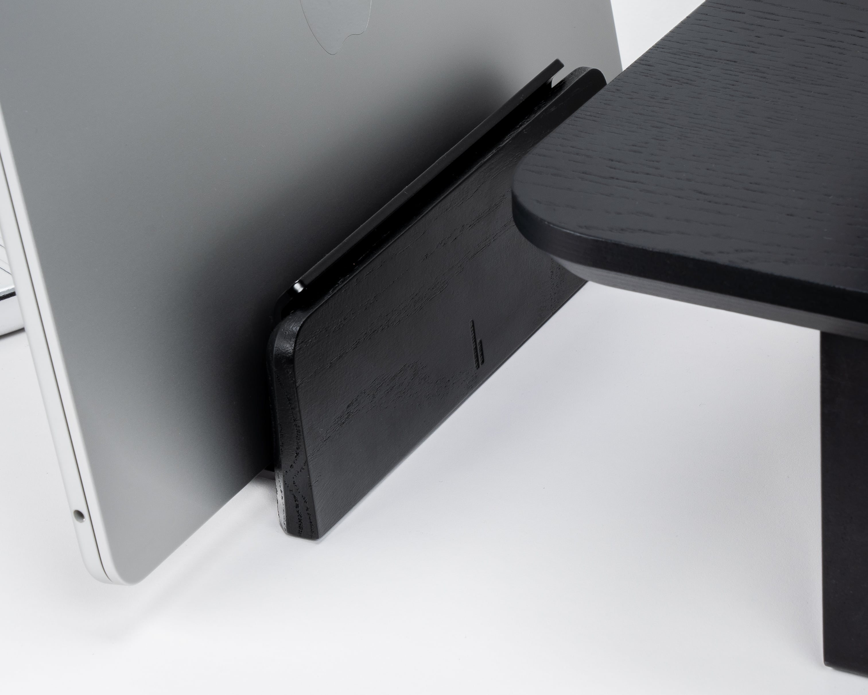 balolo, Laptop Dock, Eichenholz, Elegante Aufbewahrung für Laptops, Vielseitige Laptop-Dockingstation, Dockingstation für Laptops, Laptop-Halterung, Laptop docking station, high-quality laptop holder, dock for notebooks, organized desk, oak, @expand #material_All Black