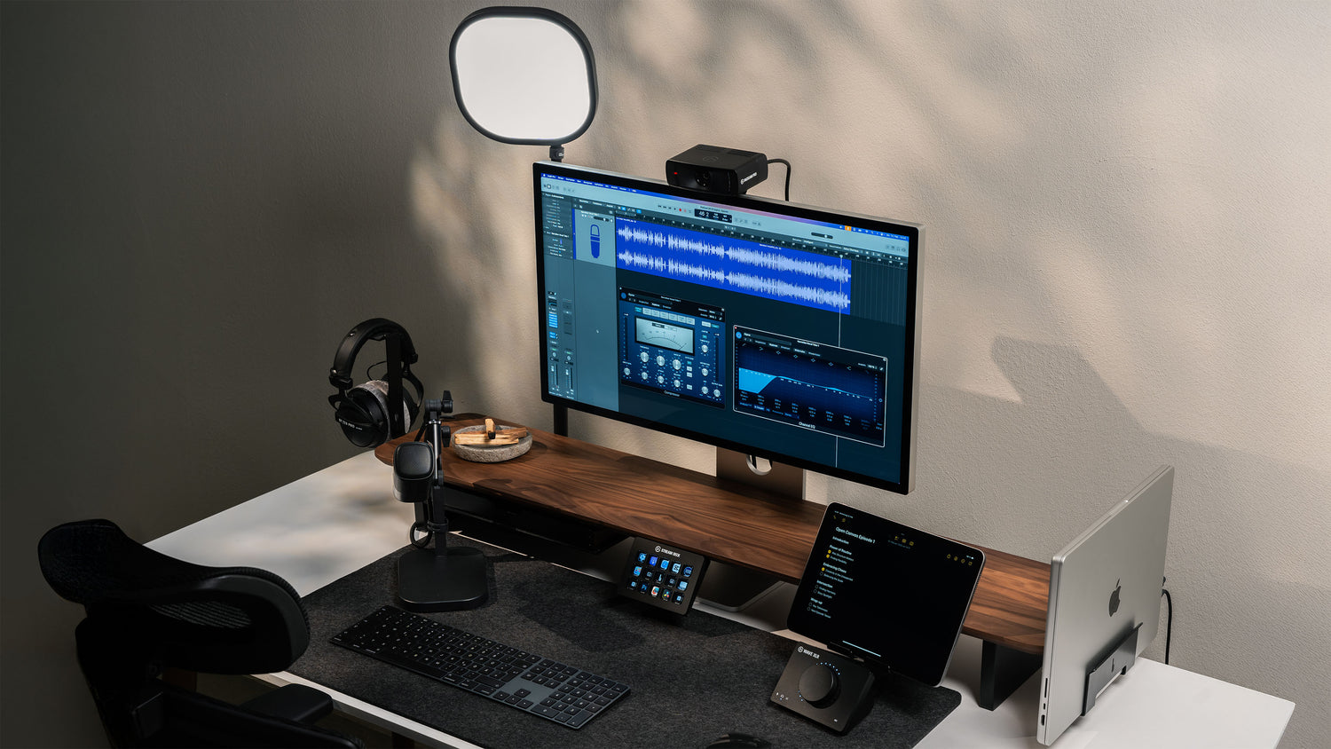 BALOLO, Podcast Setup, Elgato, podcast, desk setup, microphone, microphone stand, stream deck, stream deck holder, webcam, podcast studio, home office